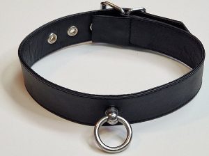 Glattes schwarzes Lederhalsband mit O-Ring von R&W